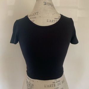 Black cropped tee